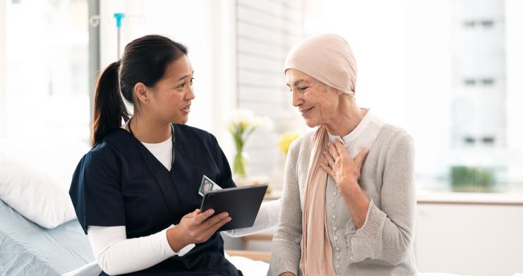 nurse-speaking-with-patient