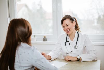 Nurse-in-labcoat-with-patient